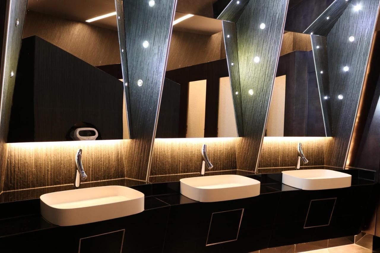 Hotel International Prishtina & Spa Pristina Buitenkant foto