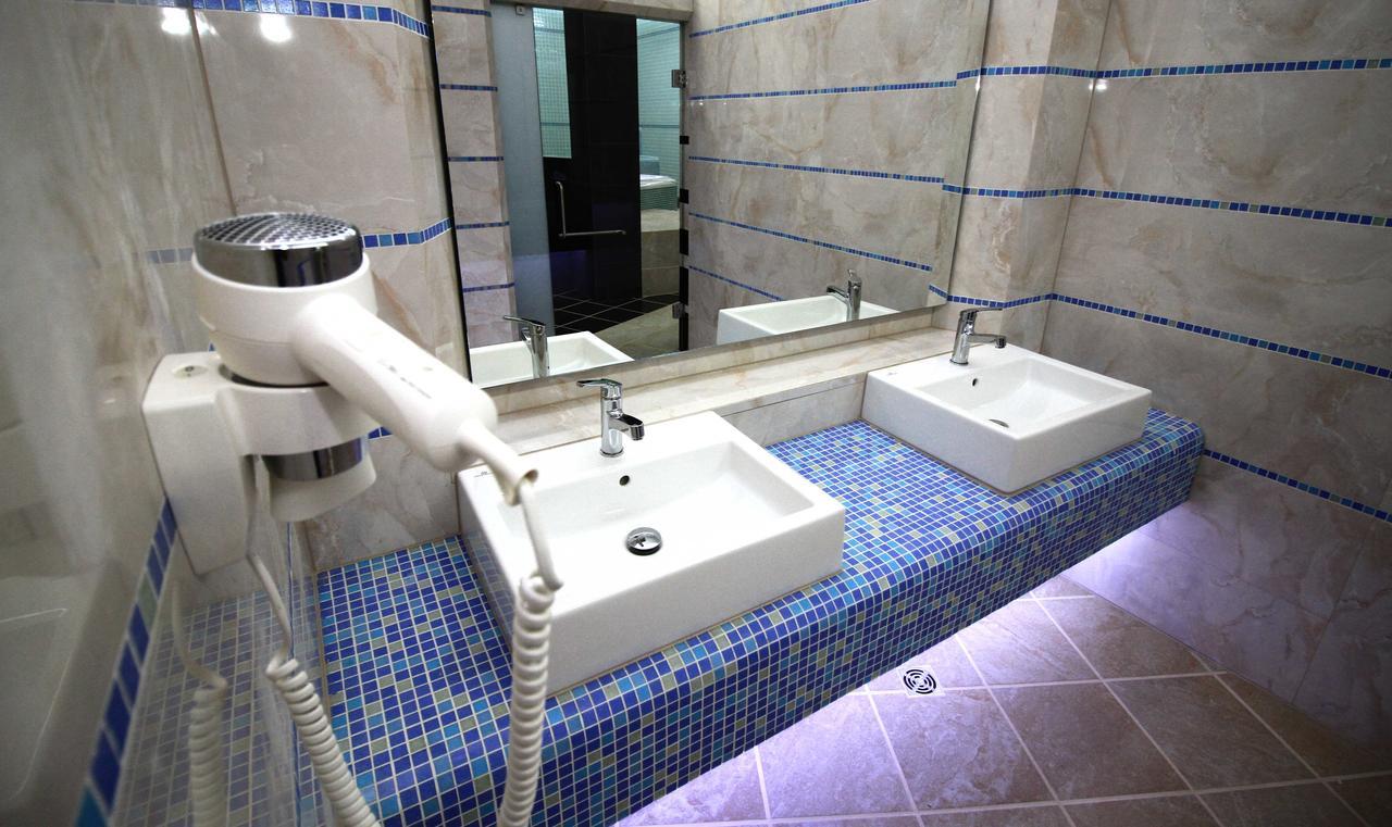 Hotel International Prishtina & Spa Pristina Buitenkant foto