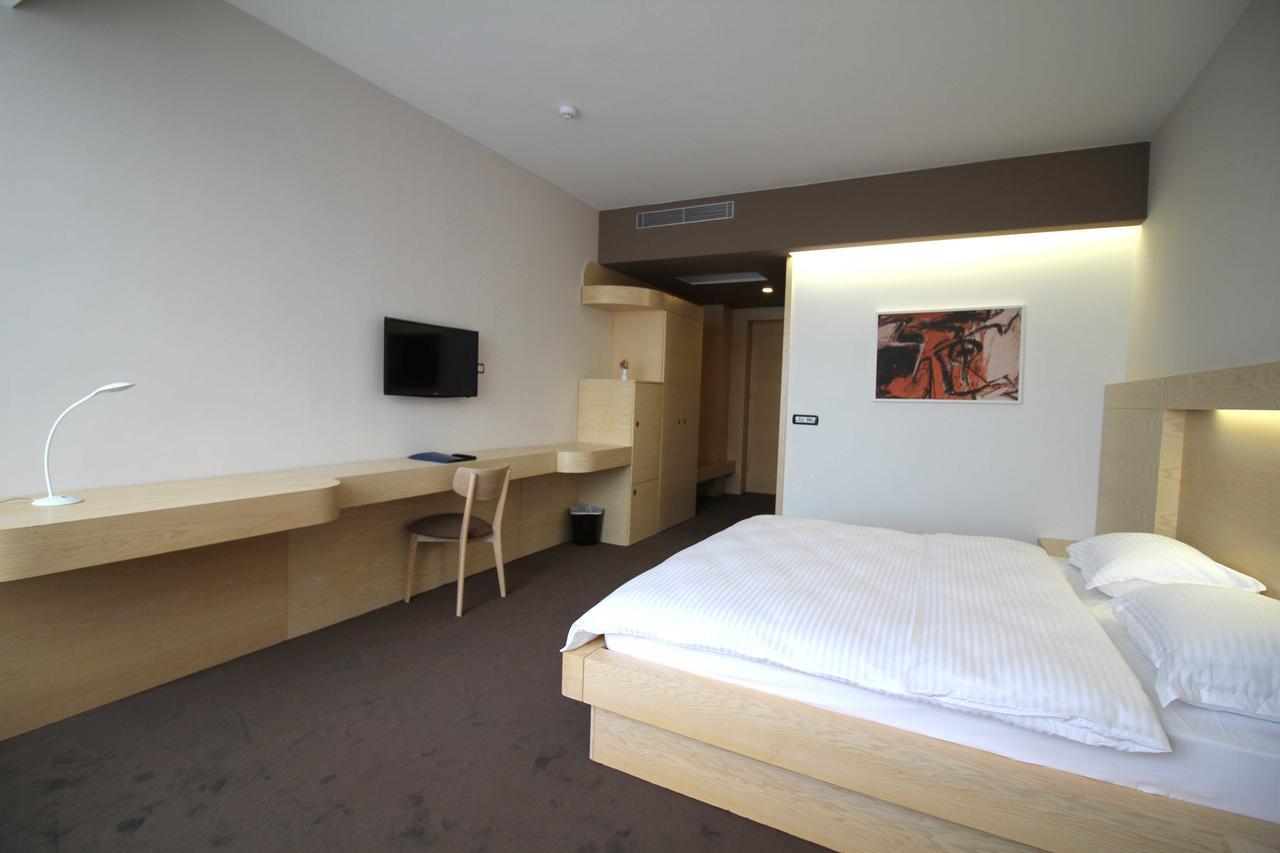 Hotel International Prishtina & Spa Pristina Buitenkant foto
