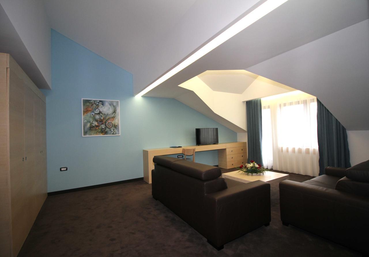 Hotel International Prishtina & Spa Pristina Buitenkant foto
