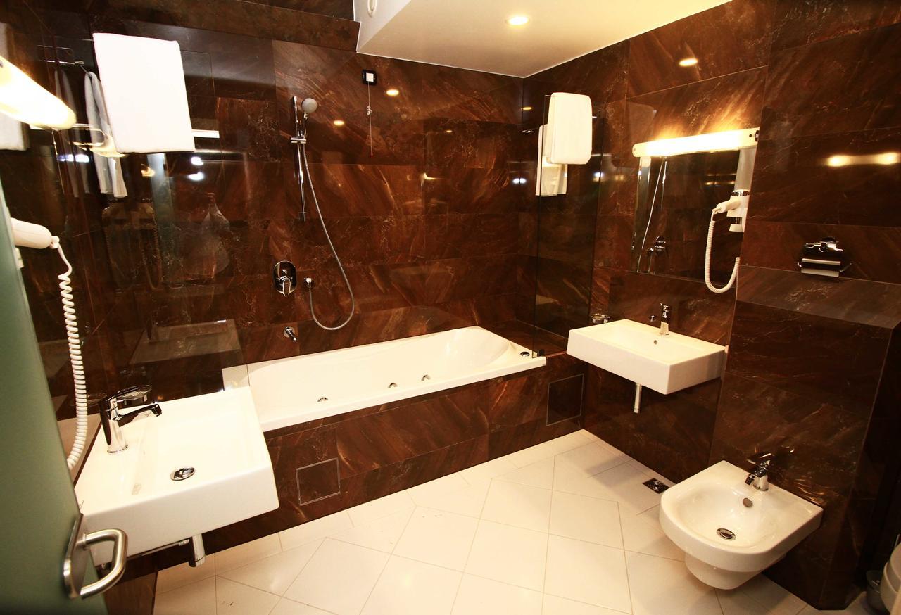 Hotel International Prishtina & Spa Pristina Buitenkant foto