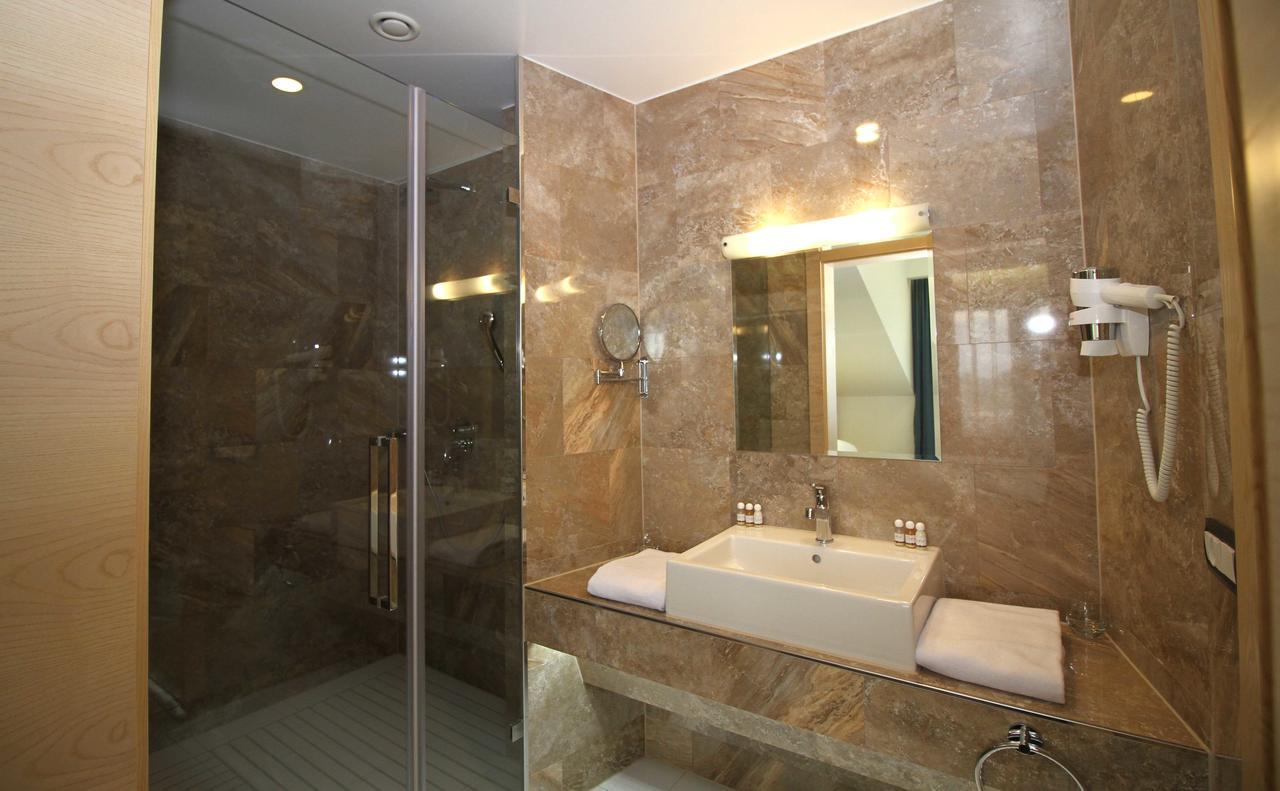 Hotel International Prishtina & Spa Pristina Buitenkant foto