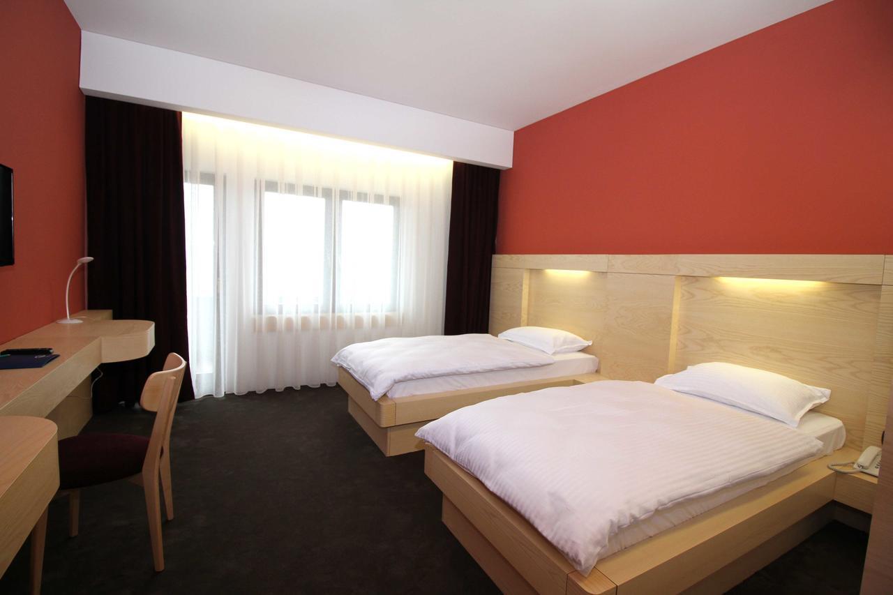 Hotel International Prishtina & Spa Pristina Buitenkant foto