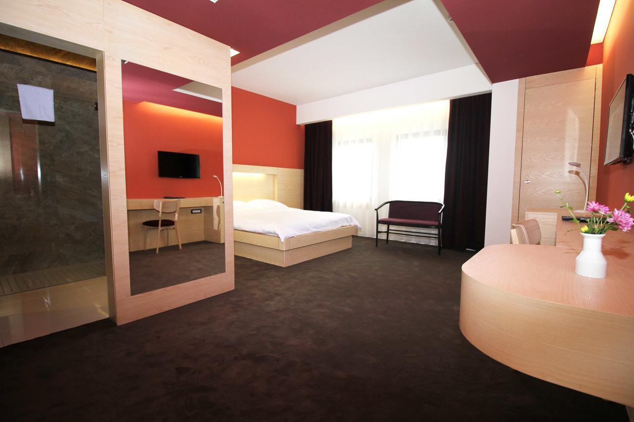 Hotel International Prishtina & Spa Pristina Buitenkant foto