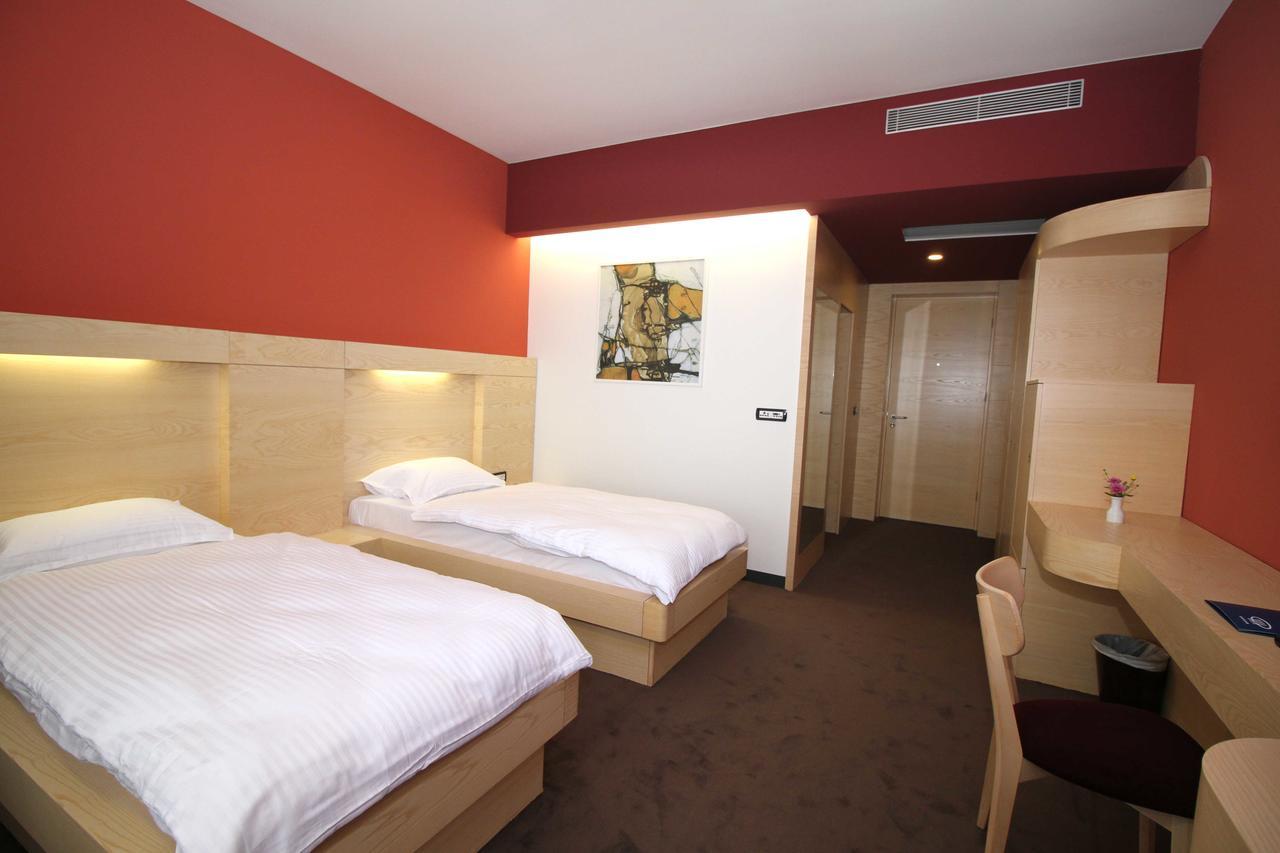 Hotel International Prishtina & Spa Pristina Buitenkant foto