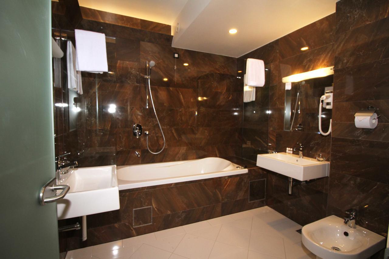Hotel International Prishtina & Spa Pristina Buitenkant foto