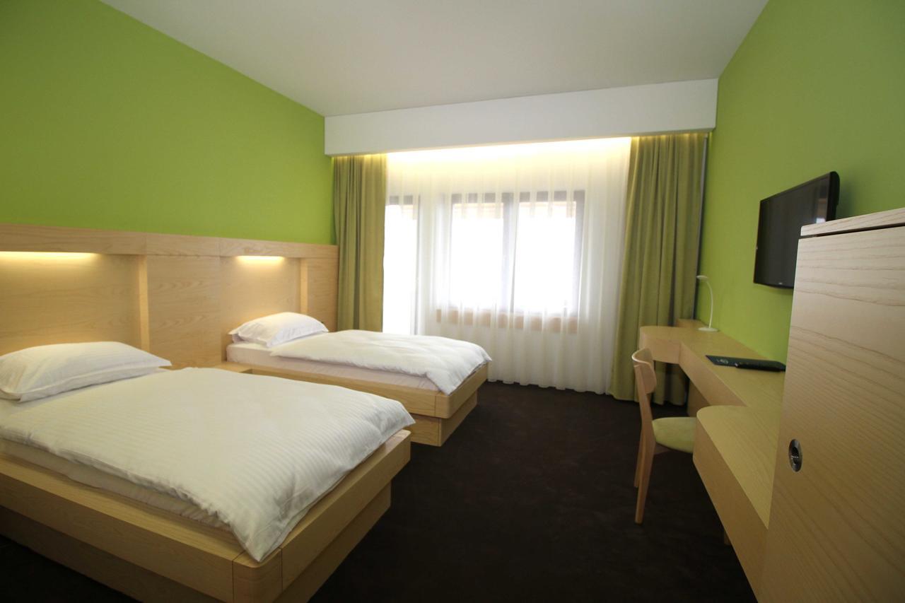 Hotel International Prishtina & Spa Pristina Buitenkant foto