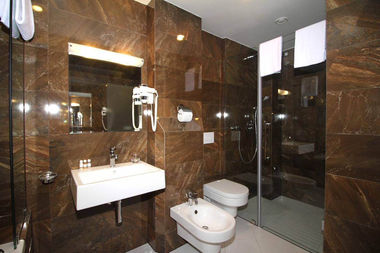 Hotel International Prishtina & Spa Pristina Buitenkant foto