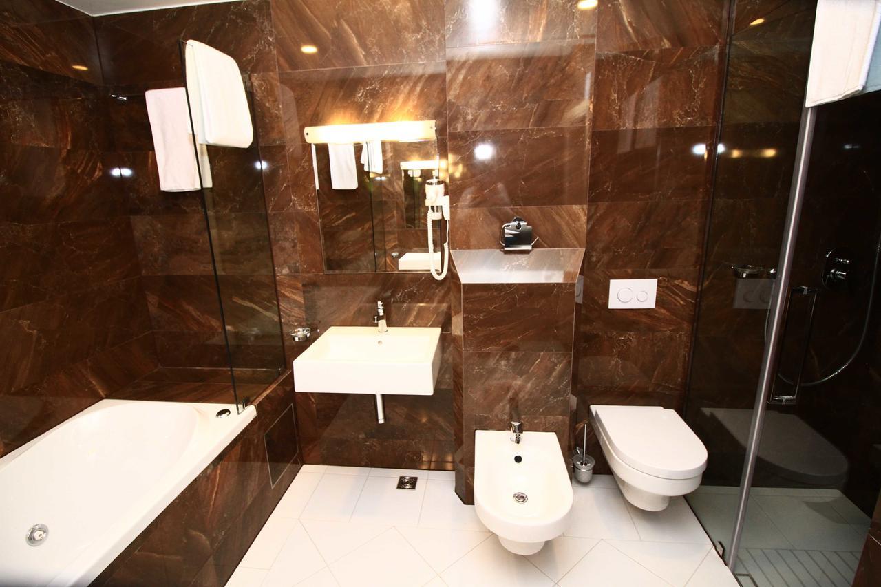 Hotel International Prishtina & Spa Pristina Buitenkant foto