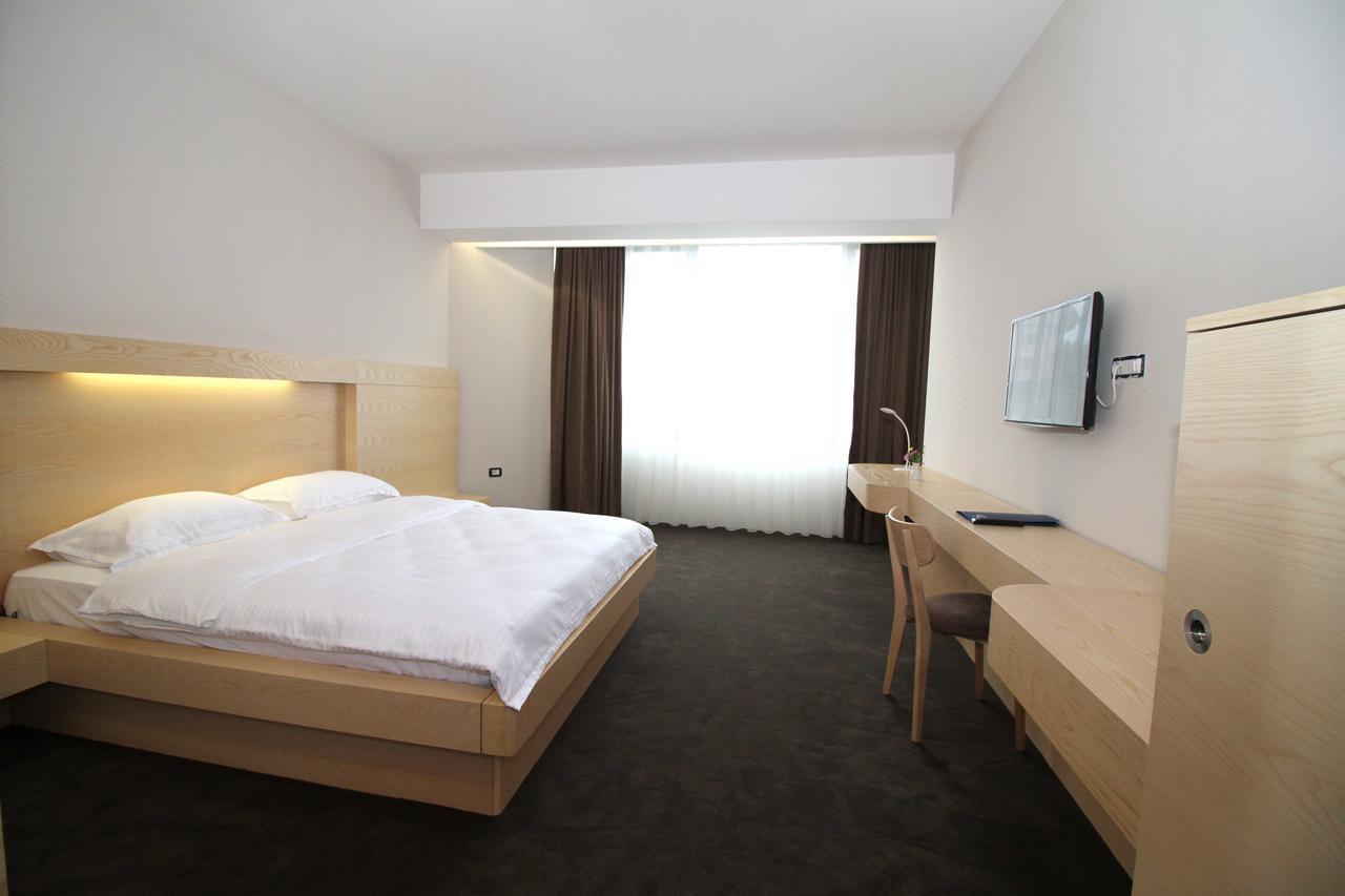 Hotel International Prishtina & Spa Pristina Buitenkant foto
