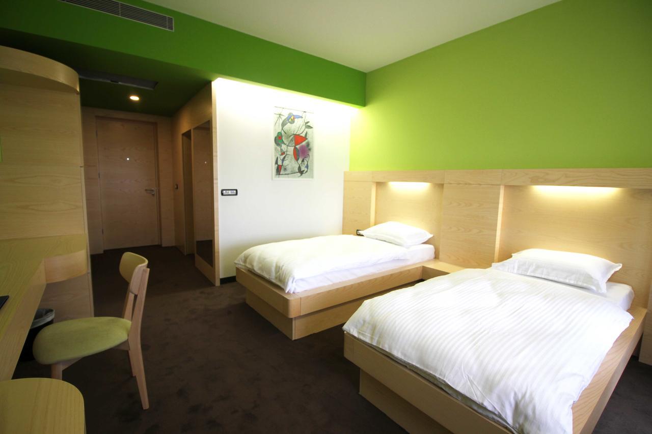 Hotel International Prishtina & Spa Pristina Buitenkant foto