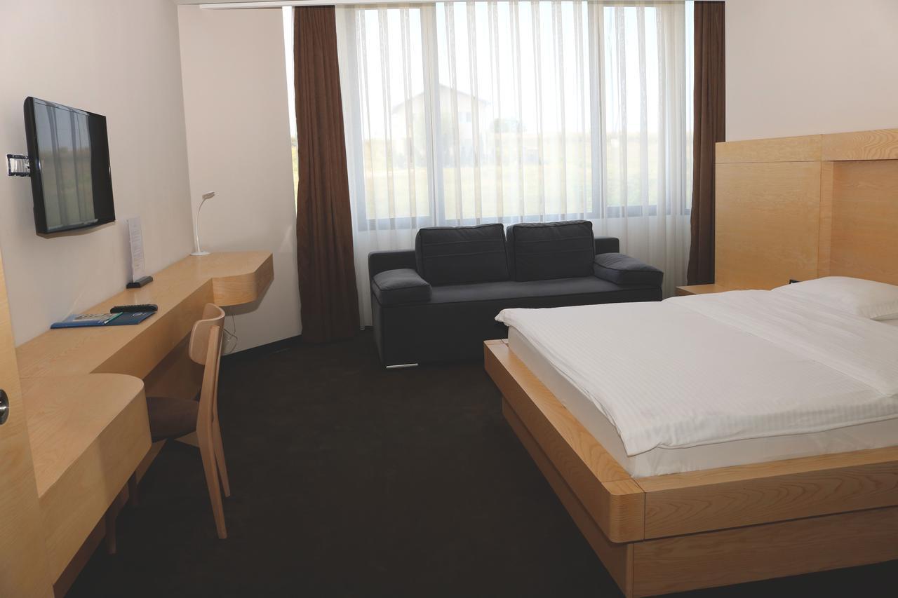 Hotel International Prishtina & Spa Pristina Buitenkant foto