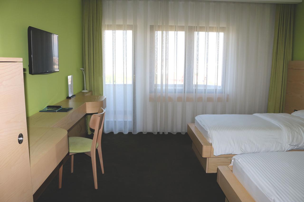 Hotel International Prishtina & Spa Pristina Buitenkant foto