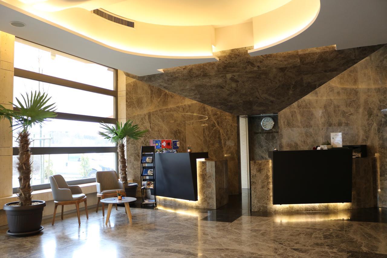 Hotel International Prishtina & Spa Pristina Buitenkant foto