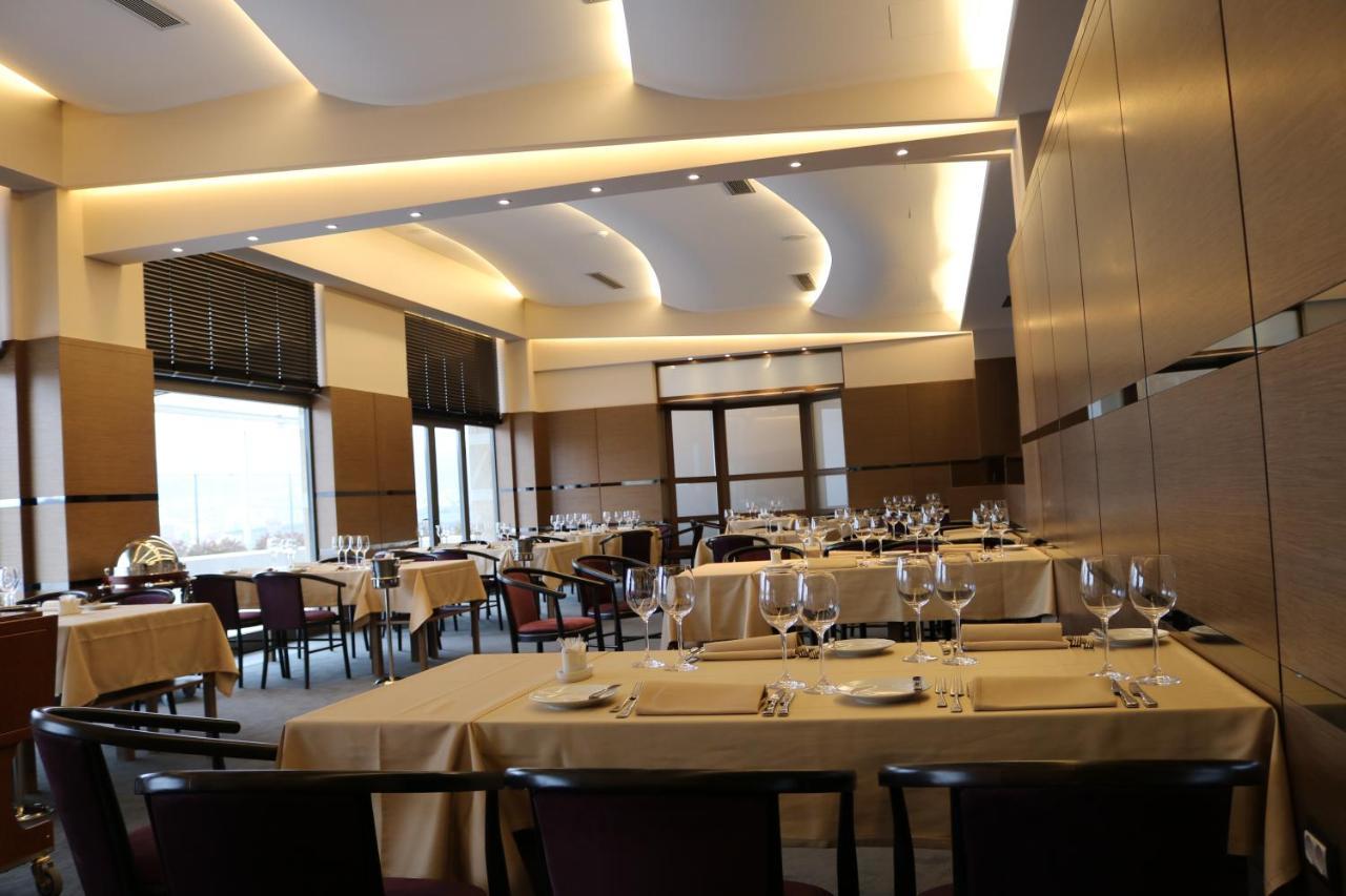 Hotel International Prishtina & Spa Pristina Buitenkant foto