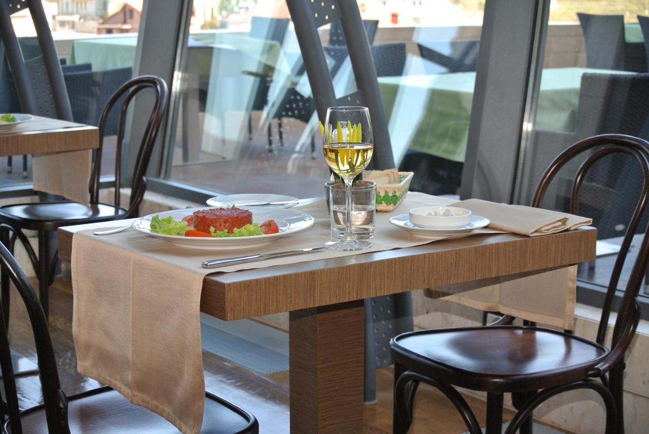Hotel International Prishtina & Spa Pristina Buitenkant foto