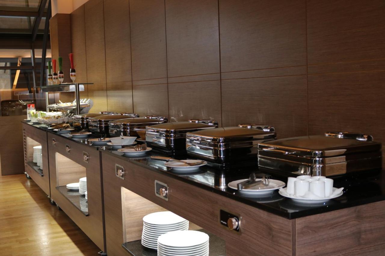 Hotel International Prishtina & Spa Pristina Buitenkant foto