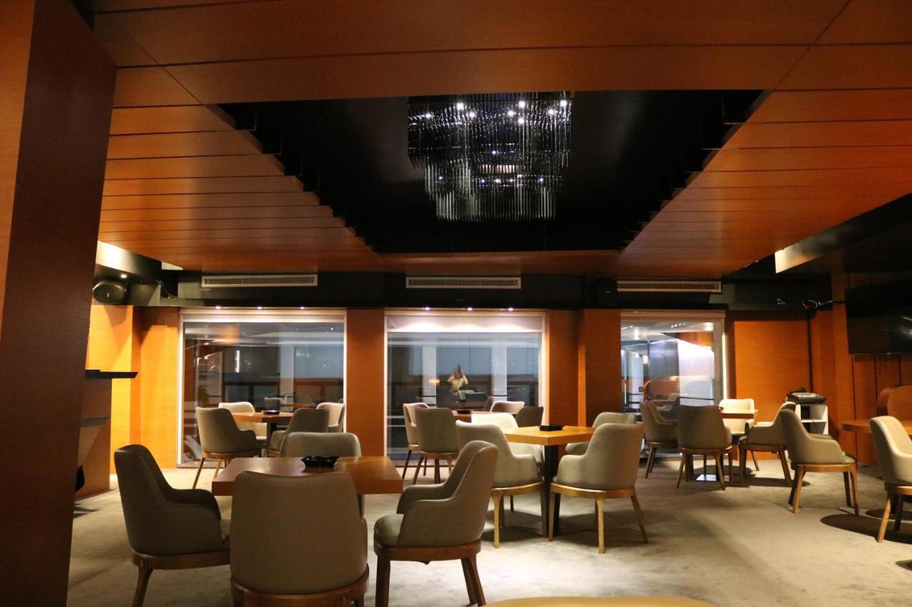 Hotel International Prishtina & Spa Pristina Buitenkant foto