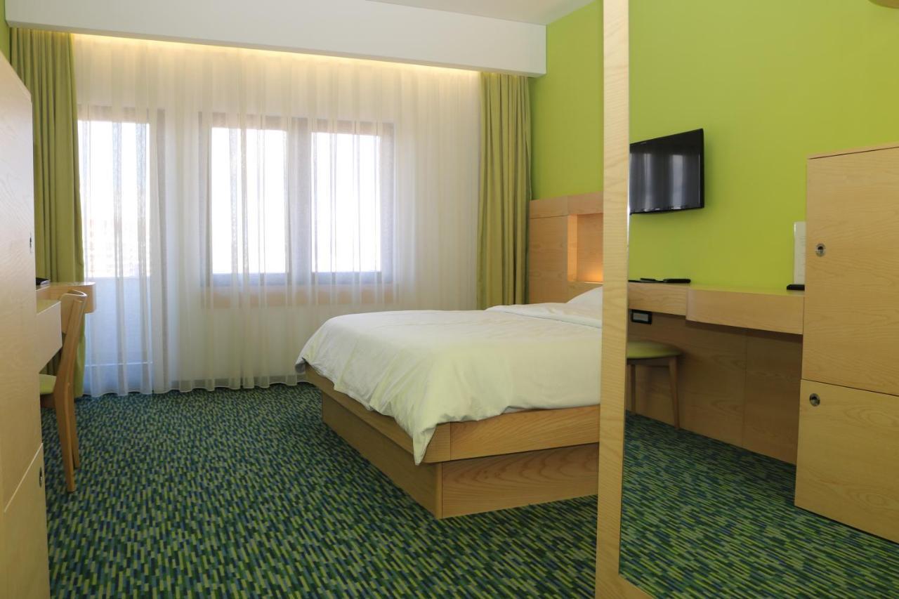 Hotel International Prishtina & Spa Pristina Buitenkant foto